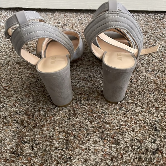 Gray Nine West heeled sandals - Picture 3 of 3